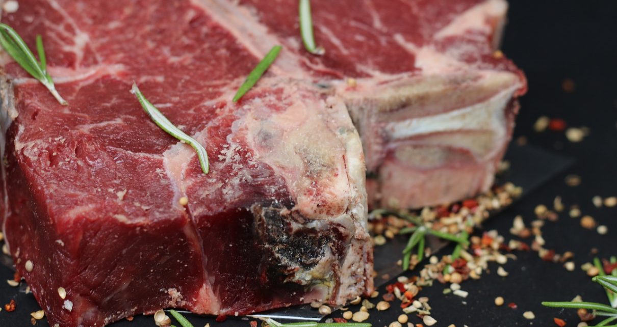 Una empresa israelí presentó su primer bistec de costilla de “carne cultivada” con la textura y cualidades de un corte real